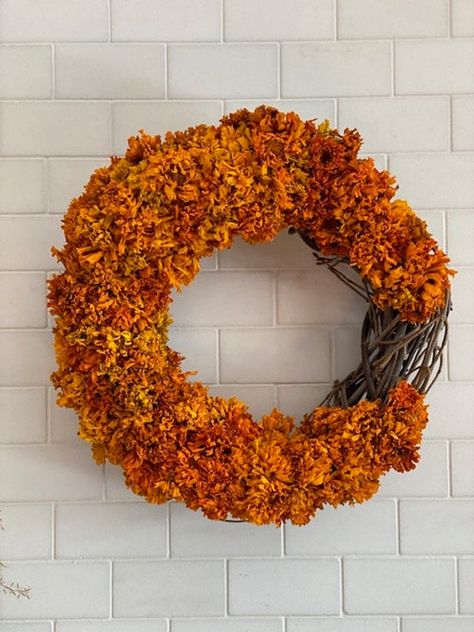 Marigold Wreath, Flower Marigold, Dried Wreath, Flower Wreaths, Calendula Flower, Dried Flower Wreaths, Simple Flower, Moon Shapes, Simple Flowers