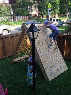 Mincing Thoughts: Kids Climbing Play Structure - Building a Climbing Wall and Cargo Net (Rock climbing) Outdoor Play Space, Play Area Backyard, Kids Climbing, Diy Playground, Kids Outdoor Play, Outdoor Play Area, Backyard Playground, Backyard Play, Backyard Diy Projects