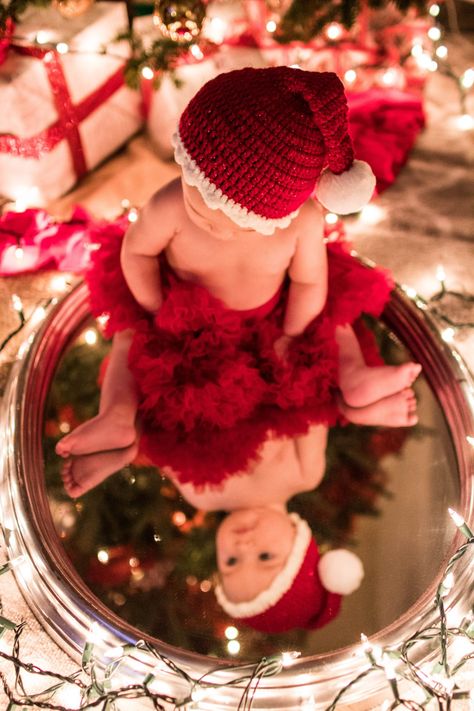 Baby's First Christmas Photoshoot Ideas - The Boho Diaires Baby Healthy Food, First Christmas Photoshoot, Baby Holiday Pictures, Holiday Baby Pictures, Christmas Photoshoot Ideas, Baby Holiday Photos, Baby Christmas Photography, Photo Bb, Thousand Oaks California