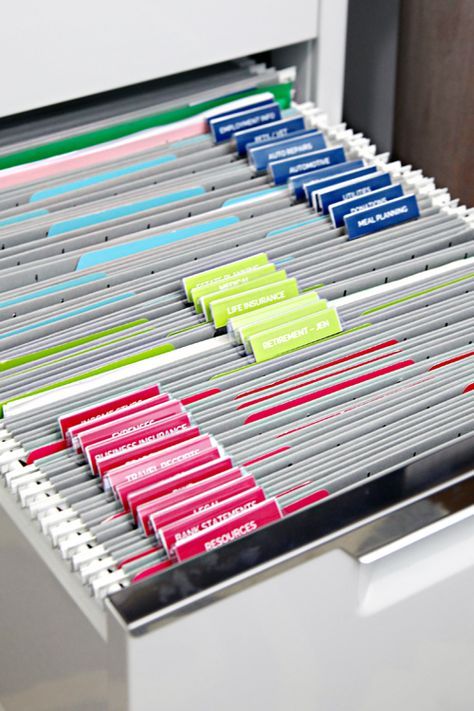 How to organise the paper clutter {Inspiration} Filing Cabinet Organization, Paper Clutter Organization, Office Organization Files, Organizing Paperwork, Paper Clutter, Ideas Para Organizar, Organisation Hacks, Clutter Organization, File Organization