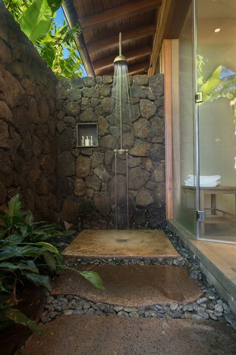 Design Interior Baie, Indoor Outdoor Bathroom, Outdoor Bathroom Design, Outdoor Baths, Best Modern House Design, Garden Shower, Outdoor Bathrooms, Stone Walls, Hus Inspiration