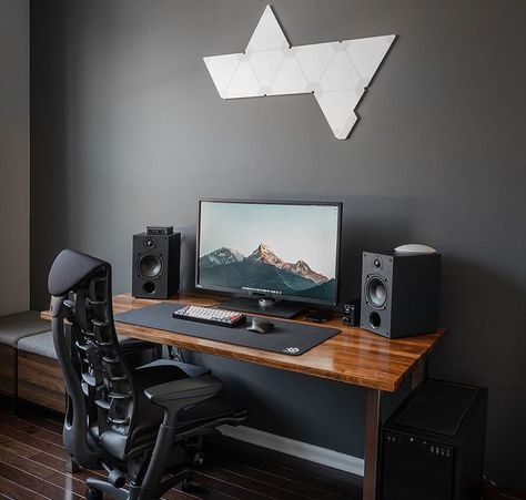 Desktop Design Workspaces, Editing Desk, Minimal Trend, Gaming Desk Setup, Setup Gamer, Computer Desk Setup, Desk Setups, Home Studio Setup, Black Interior Design