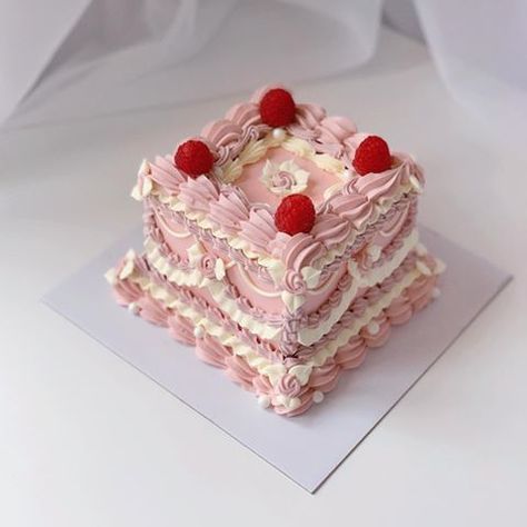 Vintage Cake Ideas, Heart Cake Designs, Cake Boxes Diy, Vintage Cake Decorating, Square Cake Design, Vintage Heart Cake, Bolo Vintage, Huge Cake, Cake Stall