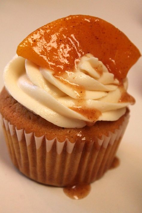 Juneteenth Cupcake Ideas, Cobbler Cupcakes, Peach Cobbler Cupcakes, Southern Peach Cobbler, Easy Buttercream Frosting, Popular Desserts Recipes, I Heart Recipes, Thanksgiving Cupcakes, Heart Recipes