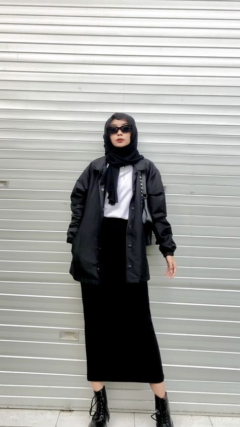 Yearbook Monokrom, Mafia Hijab Style, Rock And Roll Outfits Hijab, Ootd Rock N Roll Hijab, Black Outfit Hijab Casual, Mafia Style Women Hijab, All Black Outfit Hijab, Mafia Yearbook, All Black Hijab Outfit