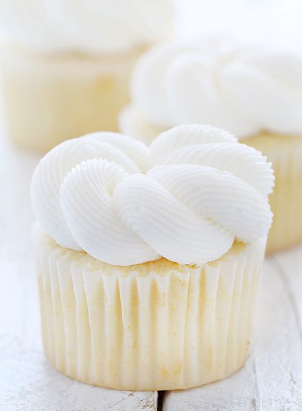 Elegant White Cupcakes - These delicious cupcakes have a fine crumb and a dense texture, making them ideal for a special occasion! | iambaker.net Deco Cupcake, I Am Baker, White Cupcakes, Cupcakes Decorados, Cupcakes Recipe, Cupcake Frosting, Yummy Cupcakes, Food Cakes, Cupcake Recipes