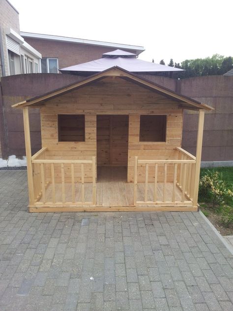 Pallets Playhouse, Casa In Pallet, Outdoor Playhouse Ideas, Pallet Playhouse, Diy Pallets, Playhouse Plans, Diy Playhouse, Backyard Playhouse, Build A Playhouse