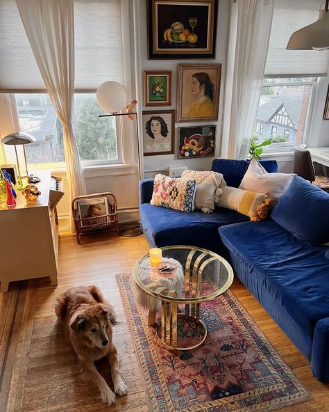 25 Fun And Creative Eclectic Apartment Decor Ideas Nyc Eclectic Apartment, How To Make A Modern Apartment Look Vintage, Eclectic Vintage Interior, Elegant Eclectic Decor, Small Eclectic Apartment, Minimalist Eclectic Home, European Eclectic Decor, Eclectic Studio Apartment, Living Room Maximalist