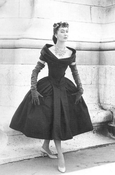 I need a russsian translator! bygonefashion: Christian Dior. Fall / Winter 1955 Vintage Dior Dress, Christian Dior New Look, Dior New Look, 1950 Fashion, Glamour Vintage, Dior Dress, Look Retro, Dior Vintage, Fashion 1950s