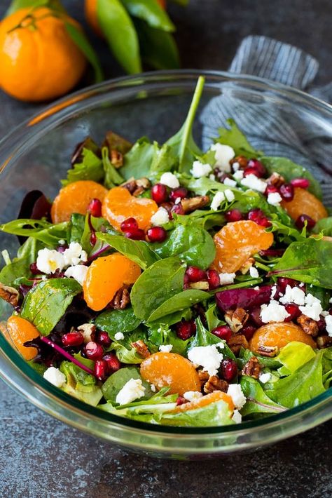 This Christmas salad is a blend of mixed greens, oranges, pomegranate, feta cheese and candied pecans, all tossed in a homemade dressing. Salad With Oranges, Salad Quinoa, Christmas Salad Recipes, Christmas Salad, Winter Salad Recipes, Anti Inflamatory, Holiday Salads, Easy Candy, Christmas Salads