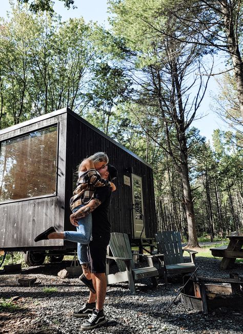 Couples Weekend Aesthetic, Romantic Cabin Getaway Aesthetic, Getaway Cabin Couple, Cabin With Boyfriend, Getaway House Photoshoot, Couple Cabin Pictures, Cabin Couple Aesthetic, Cabin Getaway Outfit, Autumn Campfire