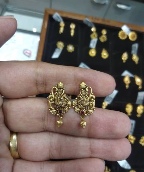 Nagasu Gold Jewellery, Antic Jewellery Designs, Temple Earrings, Antic Jewellery, Pretty Gold Necklaces, Gold Earrings For Kids, Small Earrings Gold, Temple Jewellery Earrings, Gold Earrings Indian