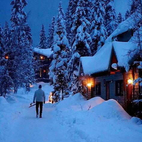 A huge congrats to Kim Gray from @toqueandcanoe for winning the Editor's Choice in the Great Canadian Photo Contest - December edition via… Quaint Cabin, Era Victoria, Snowy Cabin, A Cabin In The Woods, Polar Night, Snowy Night, Winter Schnee, Winter Cabin, Winter Love