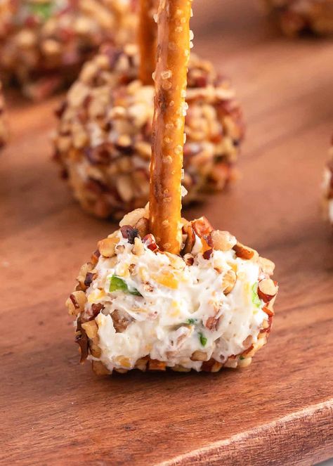 Mini Bites Appetizers, Turkey Cheese Ball Recipe, Mini Cheese Balls Recipe, Bacon Ranch Cheese Ball, Ranch Cheese Ball, Mini Cheese Balls, Cheese Ball Recipes Easy, Cheese Ball Bites, Bake Cheese