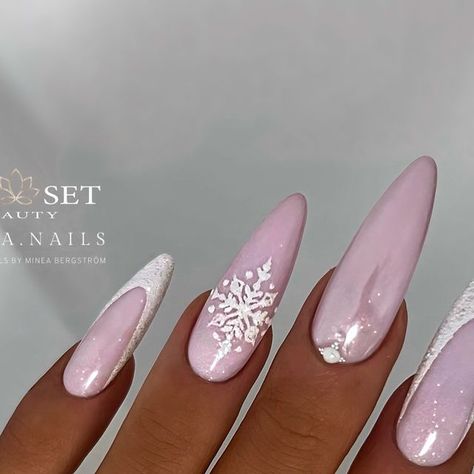 Nails By Minea Bergström on Instagram: "Winter vibes ❄️❄️❄️ ————————————————————————— Products used: • One Stroke Gel French White • Fairy Builder Gel Princess • Perfect Match Ice Opal • Glass Chrome Pigment • Crystal Shine Top Coat Products from @jet_set_beauty_nails 💅🏼 ————————————————————————— #glitternails #frenchnails #winternails #chromenails #snowflakenails #whitenails #christmasnails ————————————————————————— #rakennekynnet #geelikynnet #gelnails #gelenaglar #nailsofinstagram #nailsoftheday #nailinspiration #rakennekynnetjoensuu #geelikynnetjoensuu" Almond Gel Nails, Snow Nails, Nail Effects, Indigo Nails, Cute Christmas Nails, Seasonal Nails, Snowflake Nails, Birthday Nails, Classy Nails