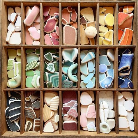 Tina on Instagram: "I’m excited to join in on #the12daysofbeachmas hosted by @lorileethomasart 😃 This is my day 1 “trayful” of pottery 😊 . #beachpottery #beachfinds #beachcombingfinds" Sea Glass Display, Beachcombing Finds, Printer Tray, Seashell Display, Driftwood Ideas, Beach Finds, Printers Tray, Rock Painting Patterns, Drift Wood