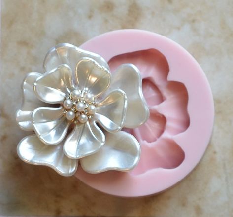 "Flower Mold, forest, grassland, tundra, plant life, gardens, lawns, plants, flowering plants, Flower, wildflowers, ferns, sedges, moss, silicone mold, flowering plants, Tropical Evergreen Forests, Calla Lilies, Carnations, Chrysanthemums, Daisies, Florist, Resin mold, Clay mold, Epoxy molds, Food grade molds, Ultraviolet molds, Chocolate molds, Palm trees,  Item size 2\"  Tall x 2\" Wide X 1/2\" Thick Mold size  2-1/2\" Diameter x 5/8\" Thick I want every customer to be completely satisfied wit Large Silicone Molds, Epoxy Molds, Silicone Putty, Star Mold, Polymer Clay Mold, Gum Paste Flowers, Flower Molding, Fondant Flowers, Resin Clay