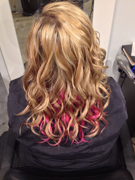 Blonde highlights and lowlights with pink color lights by #nslh Pink Lowlights, Hair Blonde Highlights Lowlights, Blonde Highlights And Lowlights, Hair Color Ideas For Brunettes Balayage, Highlights Pink, Goldie Locks, Pink Purple Hair, Really Curly Hair, Hair Color Blonde Highlights