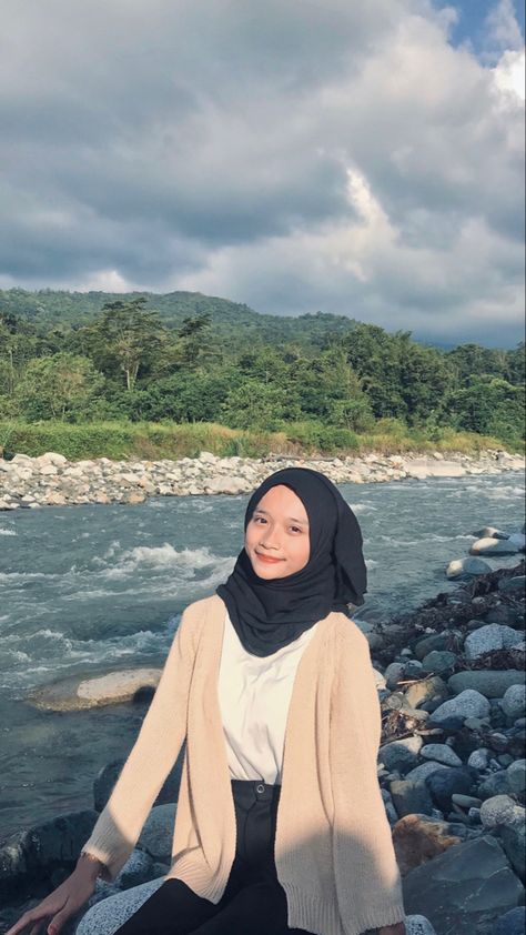 Malaysia Ootd, Fotografi Fesyen, Muslimah Outfit, Telefon Pintar, Malaysia Airlines, Hijabi Outfits Casual, Hijabi Outfits, Outfits Casual, Fesyen Wanita