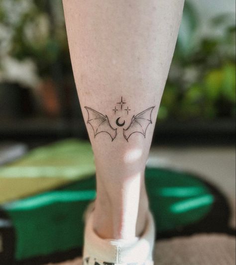 Batwing Tattoos, Acomaf Tattoo Ideas, Acomaf Tattoo, Bats Tattoo Design, Bookish Tattoos, Basic Tattoos, Bat Tattoo, Fantasy Tattoos, Fire Tattoo