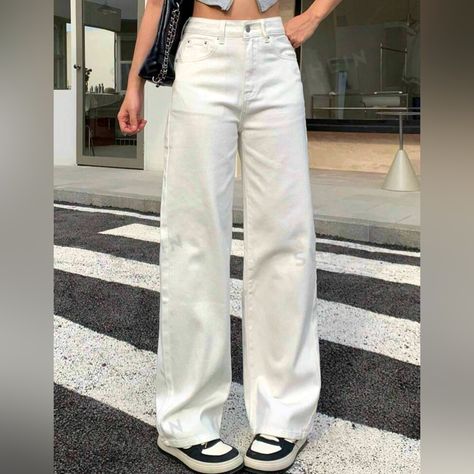 White Baggy Jeans Outfit Winter, White Wash Jeans Outfit, White Loose Jeans Outfit, White Baggy Pants Outfit, White Straight Leg Jeans Outfits, White Jeans Baggy, Wide Leg White Jeans Outfit, Loose White Jeans, Baggy Jeans Outfit Winter