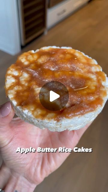 EMMA MONTGOMERY on Instagram: "If you’re not putting’ apple butter on your rice cakes, you’re doing it wrong 😏

2 lightly salted rice cakes (caramel & apple cinnamon are great too)
38g apple butter (1 serving per rice cake)
Cinnamon Toast Crunch seasoning to taste 
Drizzle of sf syrup

Macros👉🏻 120 calories: 2p/30c/0f 

Like, save, & share with a friend! 

#macroswithem #iifym #macros #shredwithem" Apple Cinnamon Rice Cake Toppings, Cinnamon Toast Crunch, Butter Rice, Cinnamon Toast, Macro Meals, Apple Butter, Rice Cakes, Cinnamon Apples, Caramel Apples