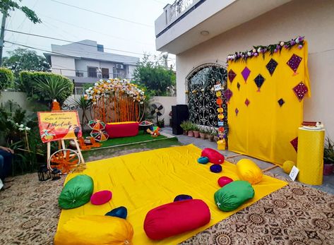 Terrace Mehendi Decor Ideas, Mehendi Function Decor At Home Simple, Dholak Decor, Mehendi Decor Ideas At Home, Mehndi Decoration Ideas At Home, Shadi Decoration, Haldi Photography Ideas, Sangeet Ideas, Haldi Photography