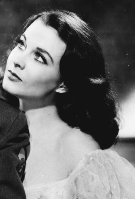 Vivien Leigh Vivian Leigh Gone With The Wind, Vivian Leigh, Picnic Inspo, Waterloo Bridge, Hedy Lamarr, Black Glamour, Jane Russell, Gene Kelly, Mae West