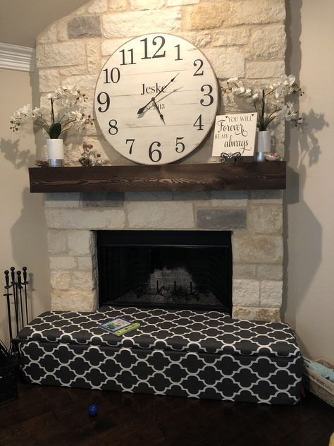 Clock Mantle, Rustic Fireplace Decor, Fireplace Decor Ideas, Spring Mantle Decor, Spring Mantle, Rustic Fireplace, Room Clock, Mantel Ideas, Fireplace Mantle Decor