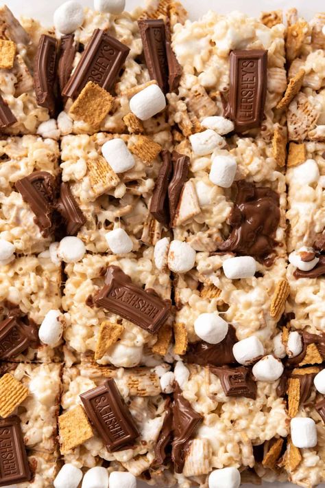 If you love S'mores, then you're going to love this S'mores Rice Krispie Treats recipe! They're a delicious and gooey twist on the classic Rice Krispie treat, and they're perfect for any occasion. Plus, it's a simple recipe to make - all you need is a few simple ingredients! | smores rice krispies treats | smores rice krispie treats recipe | smores rice krispy treats recipe | smores rice crispy treats recipe | s'mores rice krispie treats recipe Rice Crispy Treats Recipe Original, Rice Krispie Treats Recipe, Easy Smores, Rice Crispy Treats Recipe, Krispie Treats Recipe, Rice Krispies Treats, Krispies Treats, Summer Baking, Rice Krispy