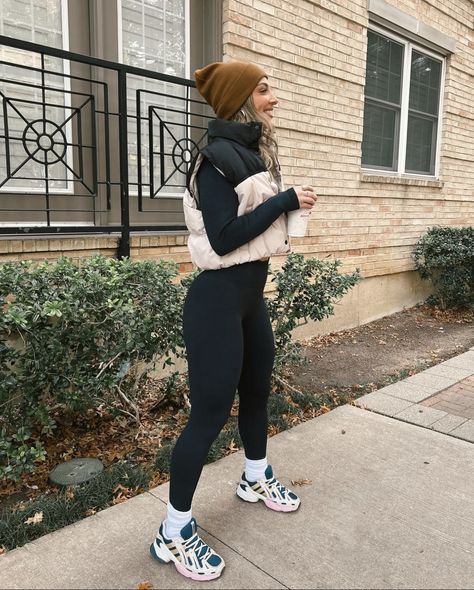 Winter Exercise Outfits Cold Weather, Cozy Work Outfit Casual, Women Causal Outfits Winter, Winter Runners Outfit, Cute Winter Hiking Outfits For Women, Cali Outfits Fall, Fair Day Outfit Fall, Rainy Day Workout Outfit, Casual Bowling Outfit Winter