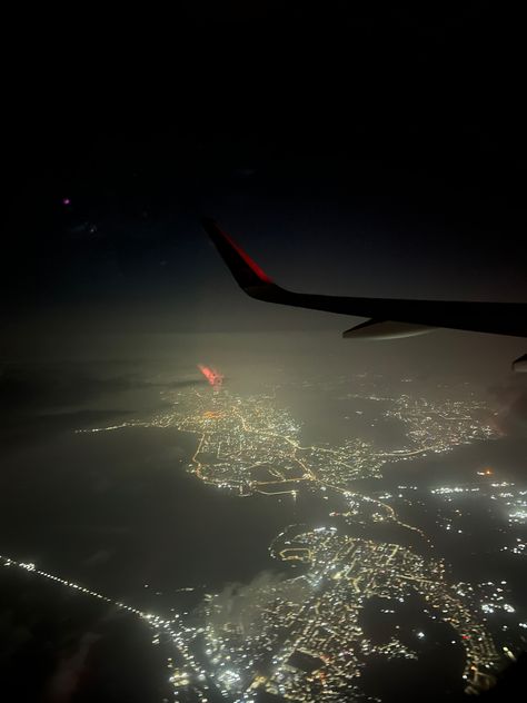 Mumbai Airport Snap Night, Mumbai City Night, Mumbai Flight, Bombay Aesthetic, Mumbai Trip, India Pic, Marine Drive Mumbai, Flight Quotes, Aesthetic Bg