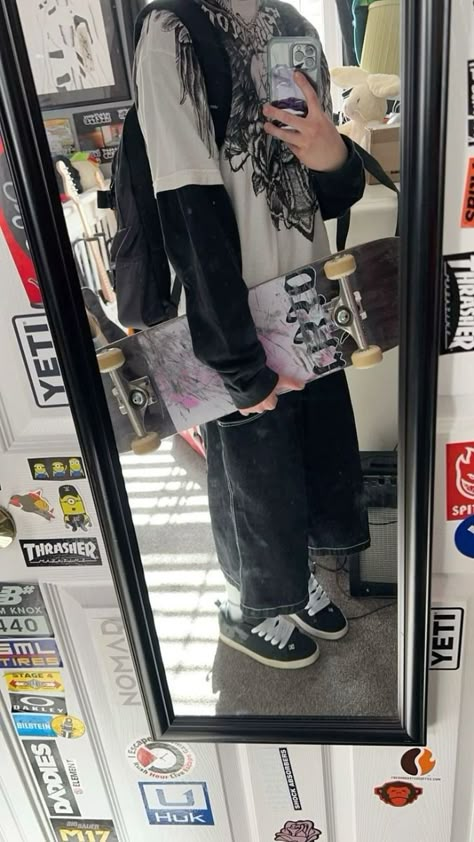 reposted outfit - baggy - grunge - skating - skater fit - skater boy -  skater girl - y2k Black Shirts Aesthetic, 90s Nu Metal Fashion, Skaterboy Aesthetic Outfits, 2000s Older Brother Core Outfits, Shoegaze Outfits, Baggy Grunge Outfit, Stile Ragazza Skater, Grunge Things, Relatable Illustrations