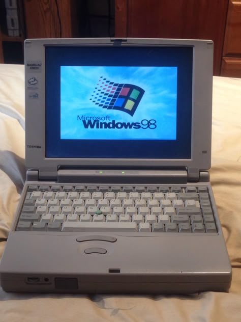 Old Laptop Aesthetic, 2000s Laptop, 90s Laptop, 90s Technology, School 2000s, Old Laptop, Vintage Technology, Old Computer, Windows 95