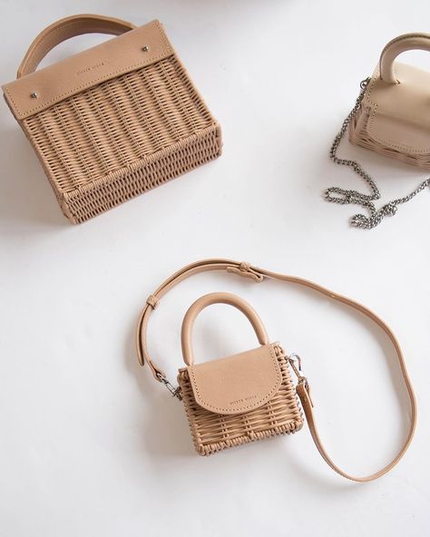 Unique Bag Design, Wicker Handbags, Unique Bags Design, Rattan Bags, Bags Unique, Basket Weaving Diy, Rattan Handbags, Evening Style, Vacation Bag