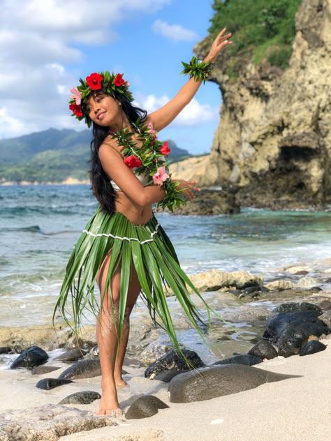 Luau Photoshoot, Hawaiian Costume For Women, Hawaiian Photoshoot, Hawian Outfits, Hawaiian Outfit Ideas, Hawaii Costume, Hula Outfit, Hawaiian Party Outfit, Luau Costume