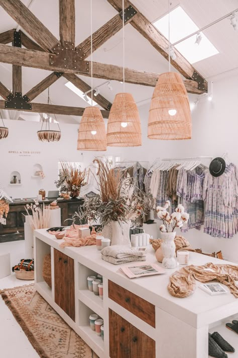 Clothing Boutique Interior, Butik Design, Interior Boho, Boutique Inspiration, Store Design Boutique, Spell Designs, Boutique Interior Design, Boutique Decor, Store Interiors