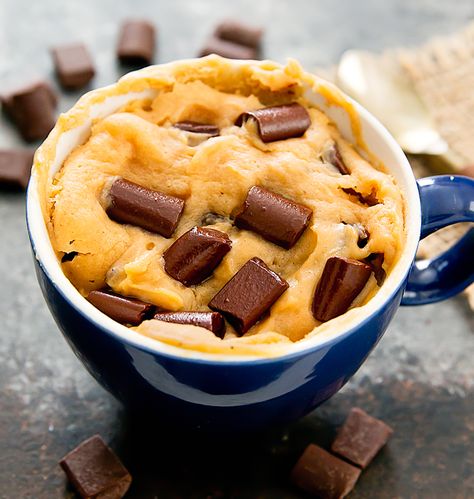 Creamy, fluffy, eggless peanut butter cake mixed with melty chocolate chips. This single serving mug cake is ready in about 5 minutes. It’s been a while since I made a mug cake. But it’s really perfect right now. Because even though I’m trying to eat healthy, I still need a little treat. And this single … Mug Cake Micro Onde, Dessert Micro Onde, Galletas Keto, Chocolate Chip Mug Cake, Keto Cookie Dough, Peanut Butter Mug Cakes, Chip Mug, Mug Cake Microwave, Postre Keto