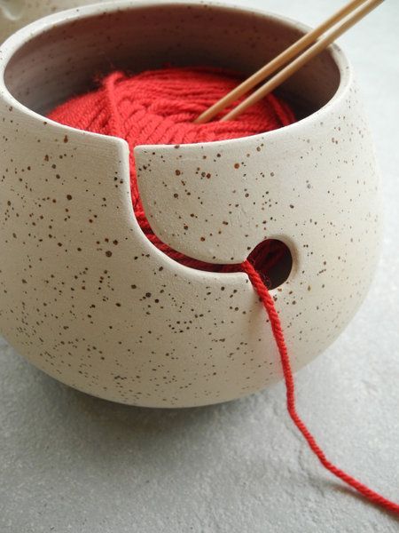 Itsekovettuva Savi, Diy Sy, Ceramic Yarn Bowl, Knitting Bowl, Yarn Bowls, Beginner Pottery, Hemma Diy, Clay Diy Projects, Tanah Liat