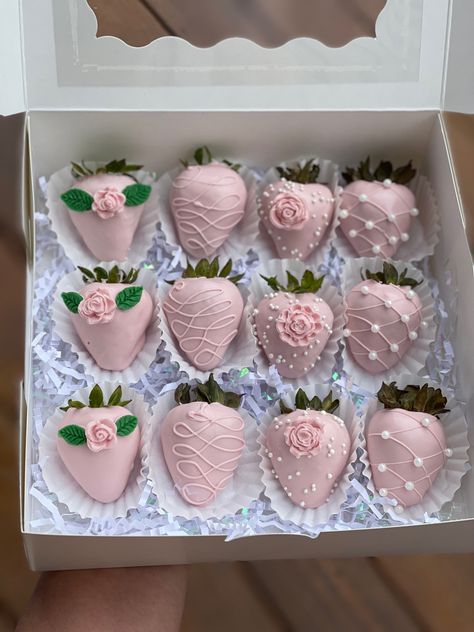 Light Pink Chocolate Covered Strawberries, Ballerina Chocolate Covered Strawberries, Chocolate Covered Strawberries With Pearls, Mother’s Day Dipped Strawberries, Cute Chocolate Strawberries, Floral Chocolate Covered Strawberries, Chocolate Covered Strawberries Theme, Mother Day Strawberries Ideas, Decorated Chocolate Covered Strawberries