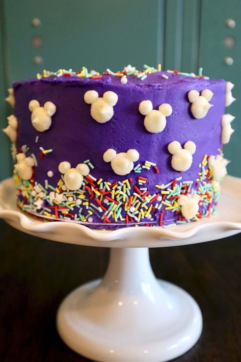 Simple Disney Cake Designs, Disney Cake Ideas Easy, Simple Disney Cake, Pua Drawing, Easy Mickey Mouse Cake, Disney Cakes Easy, Drawing Cake, Disney Baking, Disney Inspired Recipes