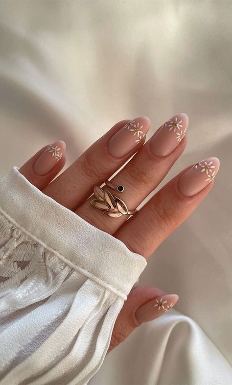 CHIC NAIL IDEAS | SPRING NAILS Beginning Of Spring Nails, Nude Matte Nails Design, Matte Flower Nails, Cute Matte Nails, Spring Nails Matte, Nude Floral Nails, Nude Matte Nails, Bridal Nail Art, Romantic Nails