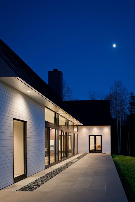 Exterior House Lights, Modern Farmhouse Exterior, Casa Exterior, Farmhouse Exterior, House Roof, House Extensions, Facade House, Exterior Lighting, Residential Design