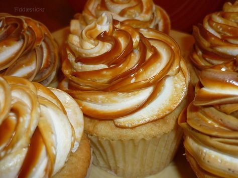 Caramel Creme Brulee Cupcakes! Basic White Cake Recipe, Creme Brulee Cupcakes, Caramel Creme Brulee, Cupcakes Bakery, White Cake Recipe, Creme Brûlée, God Mat, Cupcake Ideas, Dessert Cupcakes