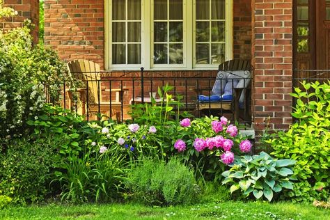 7 Simple Ways To Landscape Your Front Porch | eHow Front Porch Landscaping Ideas, Garden Preparation, Perennial Garden Plans, Front Porch Garden, Porch Landscaping, Front Porch Design, Red Brick House, Porch Garden, Patio Roof