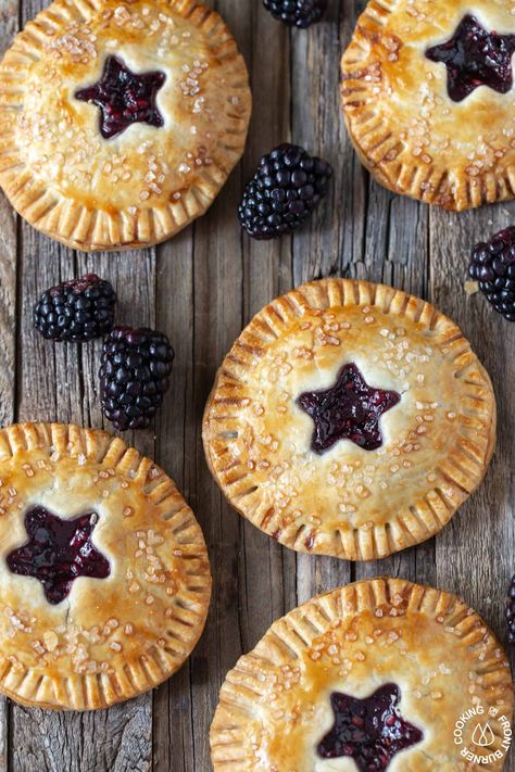 I like this design Blackberry Hand Pies Easy, Blackberry Hand Pies, Hand Pie Recipes, Dessert Places, Blackberry Recipes, Hand Pie, Berry Pie, Flaky Crust, Dessert Ingredients