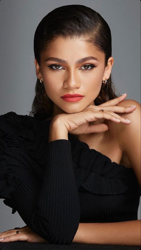 Zendaya Model, Zendaya Photoshoot, Photo Mannequin, Maquillage Yeux Cut Crease, Pageant Headshots, Drawing Celebrity, Professional Headshots Women, Model Headshots, Studio Headshots