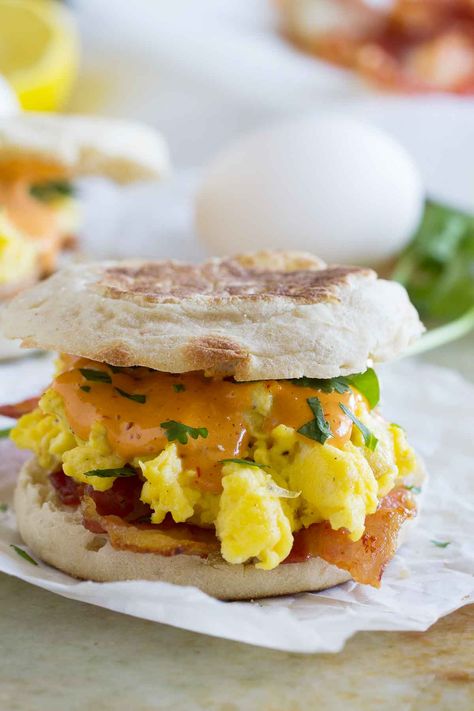 If you are a fan of Eggs Benedict, you will love this easy breakfast sandwich! This Bacon and Eggs Benedict Sandwich with Chipotle Hollandaise will make your taste buds happy. Hollandaise Recipe, Scalloped Sweet Potatoes, Easy Breakfast Sandwich, Best Sweet Potato Casserole, Taste And Tell, Easy Bacon, Bacon Egg And Cheese, Bacon And Eggs, Best Breakfast Recipes