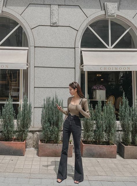 High Waist Grey Flare Jeans Pants – Tomscloth High Waisted Flare Jeans Outfit, Flared Jeans Outfit Summer, Flare Jeans Winter, Black Flare Jeans Outfit, Black Flare Pants Outfit, Flare Jeans Outfit Winter, High Rise Jeans Outfit, Flair Jeans Outfit, Flares Outfit