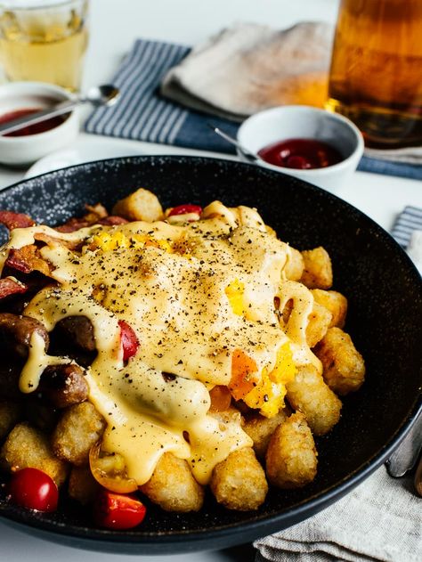 Tater Tot Breakfast Bowl -- tator tots, eggs, bacon, breakfast sausage, and creamy cheese sauce! Breakfast Sausage And Potatoes, Bacon Brunch, Sausage And Potatoes, Breakfast Bowls Recipe, Tater Tot Breakfast, Bacon Potato, Breakfast Waffles, Bacon Breakfast, Breakfast Sausage